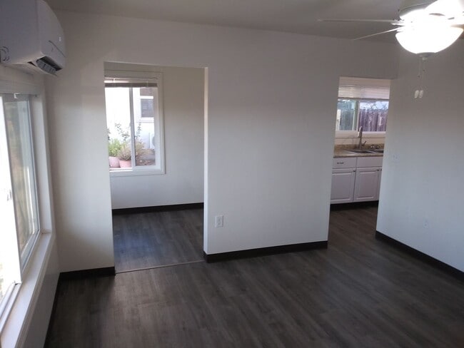 Building Photo - Cottage in W. Redding!