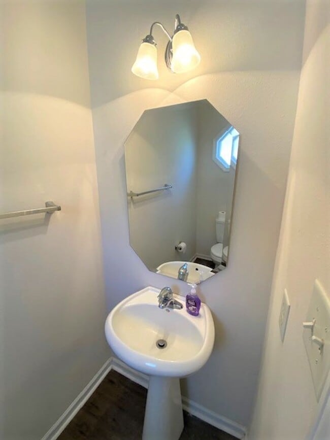 Building Photo - End Unit Townhome!  Over 1500 Sq Ft!  Harr...