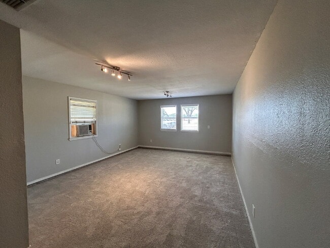 Building Photo - Beautiful, Spacious 4 Bedroom Close to Texas Tech.
