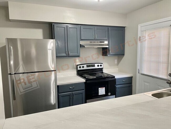 Building Photo - Carpetless 2 BD 1.5 Bath 2 Story Quadplex ...