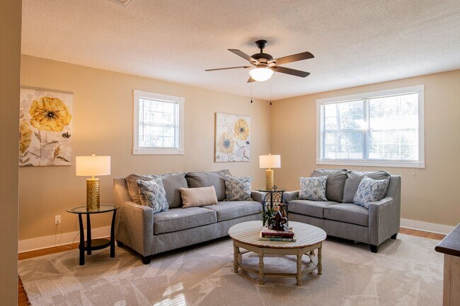 Building Photo - Bright & Comfortable 3 Bed/2.5 Bath Pensac...