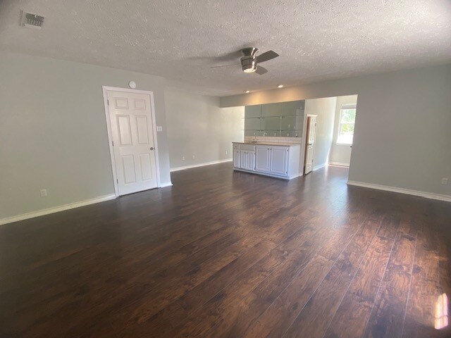 Building Photo - 601 Brown Dr