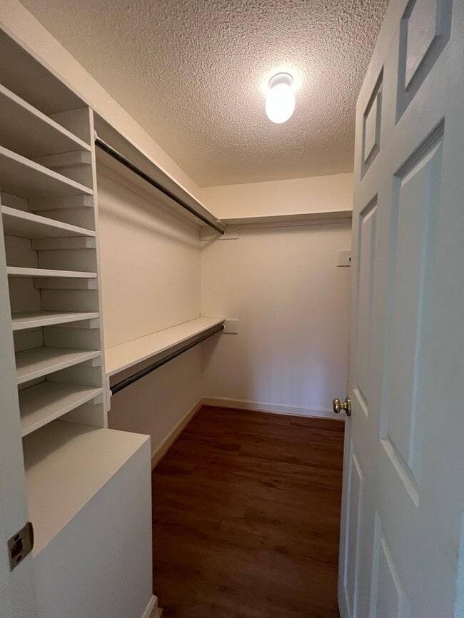 Building Photo - 303 Lake Pointe Dr