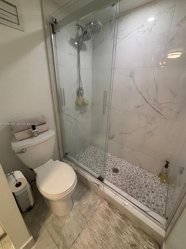 Building Photo - 10101 E Bay Harbor Dr