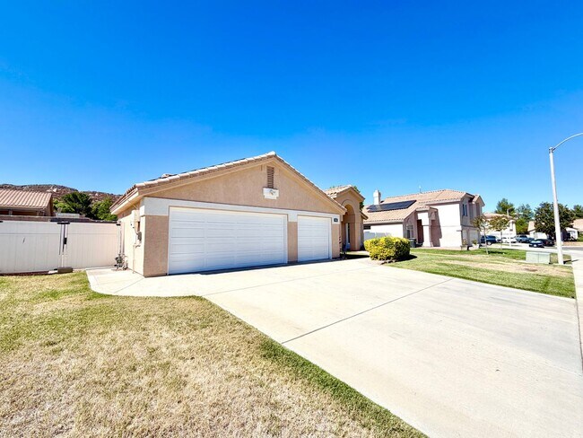 Building Photo - Move-In Ready 3 Bedroom 2 Bathroom Hemet Pool Home with Solar
