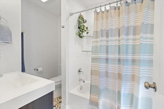 Building Photo - 866 E Starr Ave