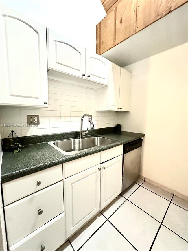 Building Photo - 497 N University Dr