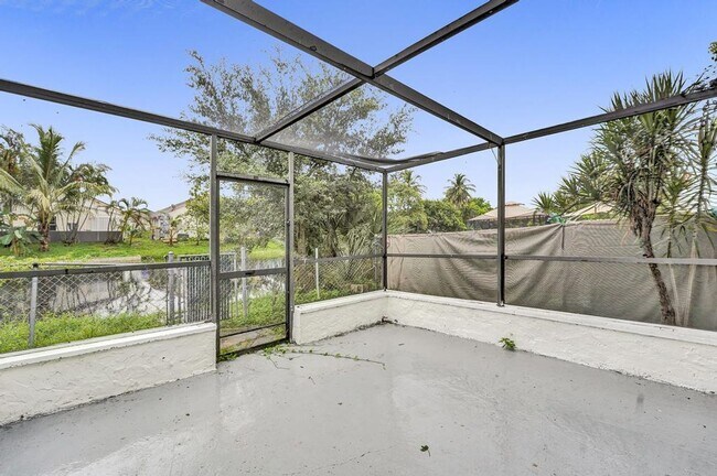 Building Photo - 3 BR / 3 BA + Patio + Parking AVAIL 8/1