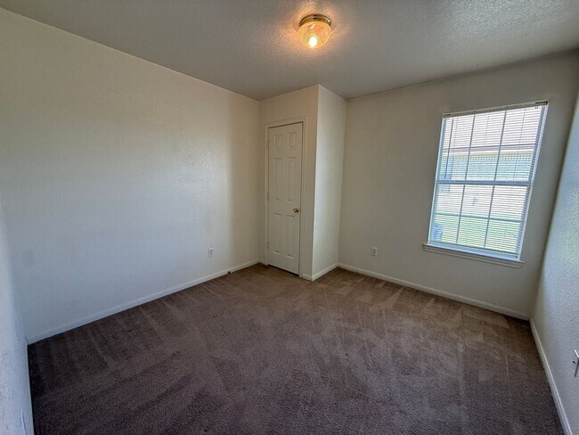 Building Photo - 3208 Raven Dr