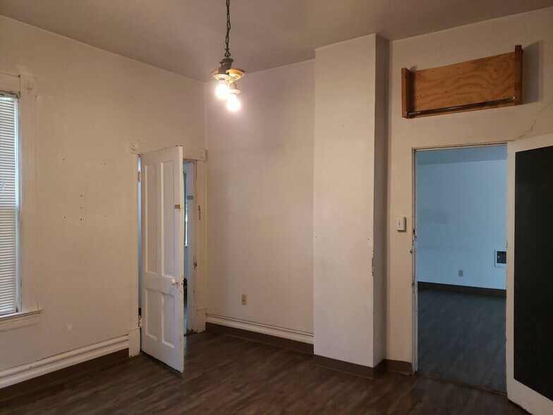 Building Photo - 620 NE Maple St