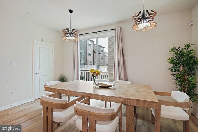 Building Photo - 3443 Carnaby St