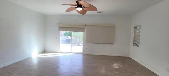 Building Photo - Hidden gem in prestigious community of Palm Desert - Convineant to access from everywhere.