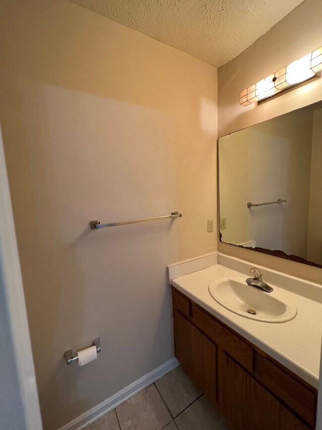 Building Photo - 2 Bedroom/1.5 bathroom townhouse for rent $1,300 month