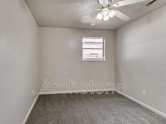 Building Photo - 3217 Overland Dr