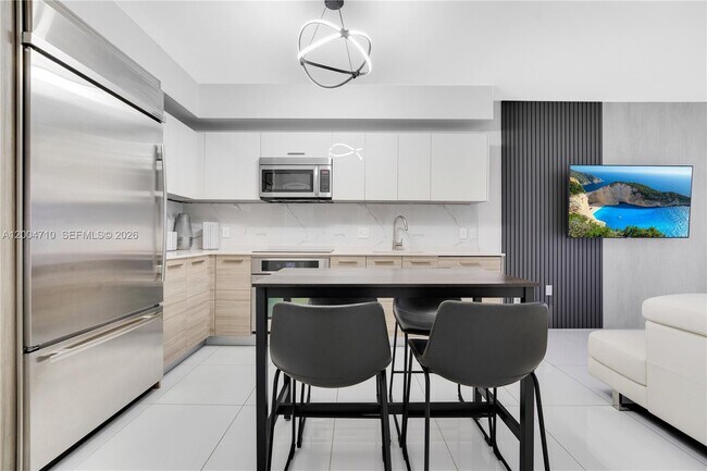 Building Photo - 1300 Brickell Bay Dr