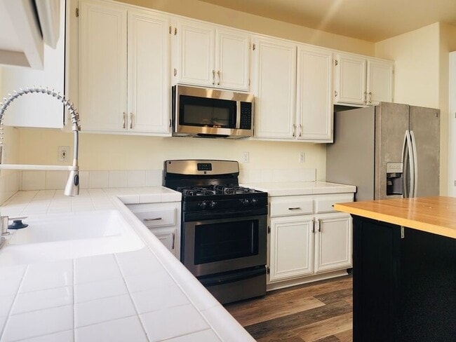 Building Photo - 5 Andaluz