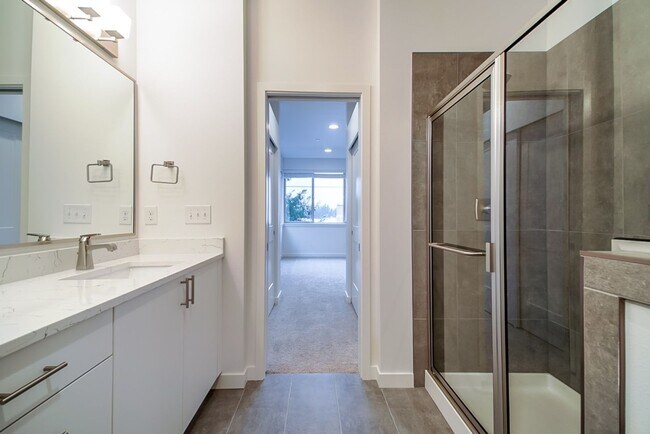 Building Photo - 2Bd/2.5Ba Bellevue Townhouse