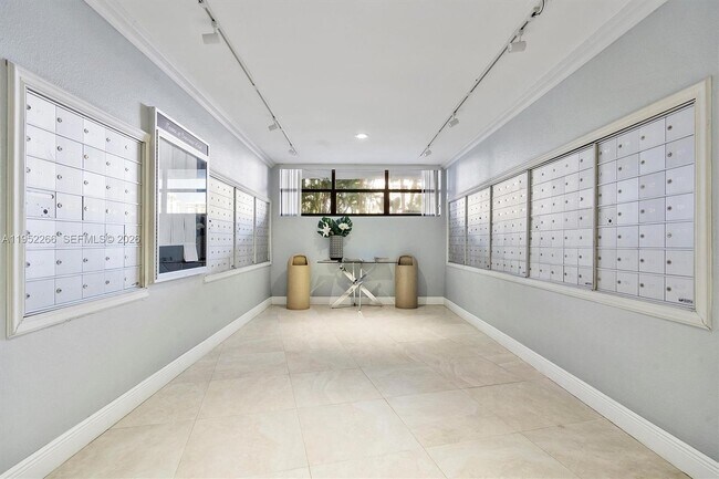 Building Photo - 600 Parkview Dr