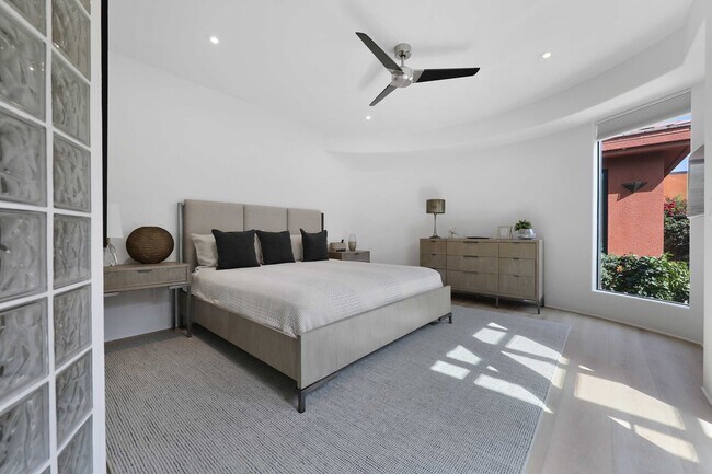 Building Photo - 50070 Vía De Moda