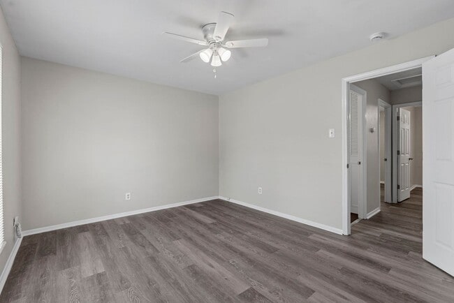Building Photo - Newly Updated 3-Bedroom Duplex with Fresh Paint and Flooring!