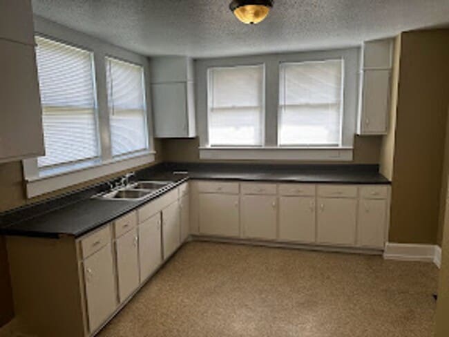 Building Photo - MOVE IN SPECIAL!! FIRST MONTH FREE!