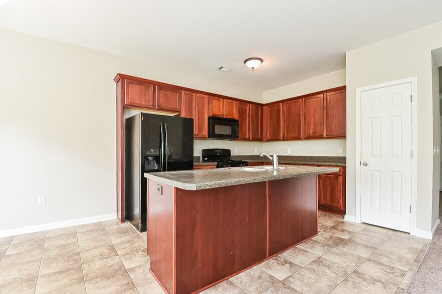 Building Photo - 2482 Folsom St