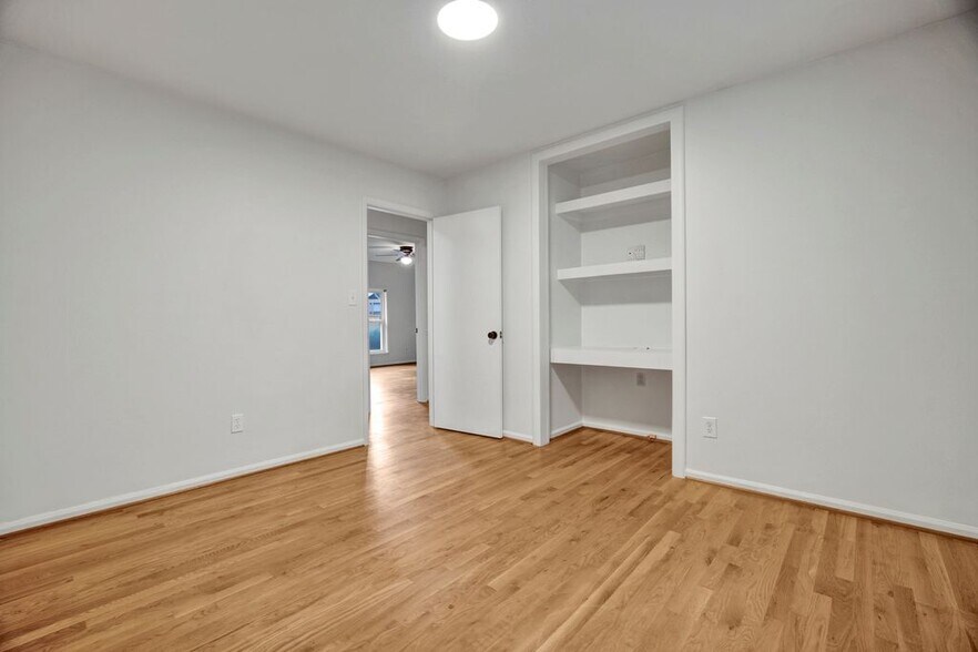 Building Photo - 3541 W Lakeside Dr