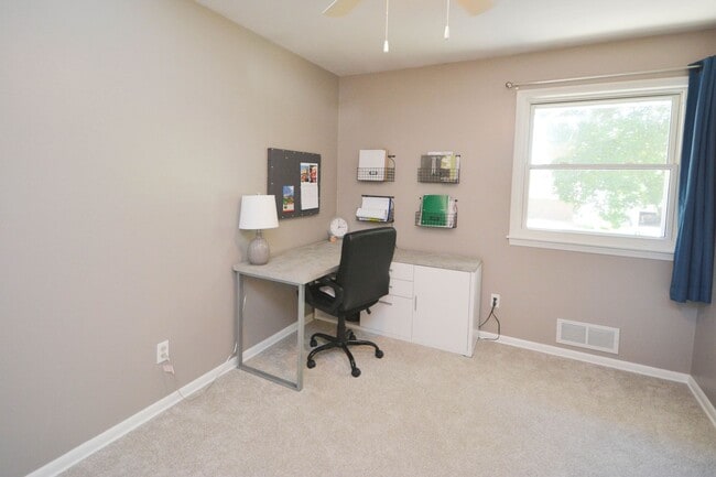 Building Photo - Beautifully updated home in desirable Coun...