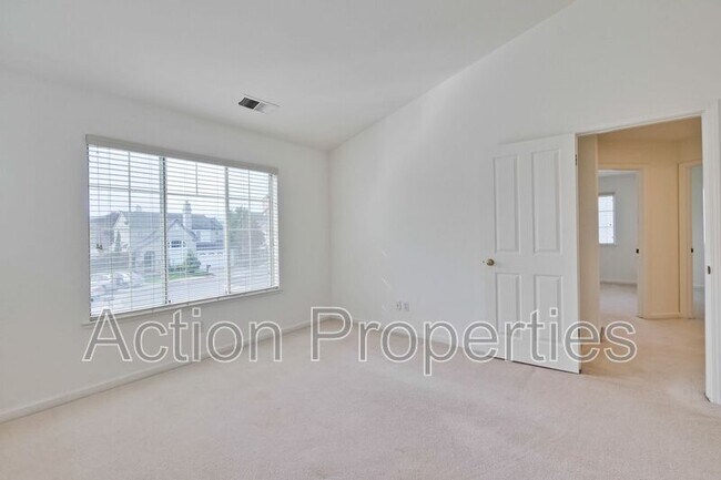 Building Photo - 857 Markham Terrace