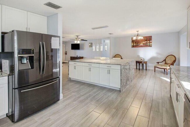 Building Photo - 120 E Park Ln