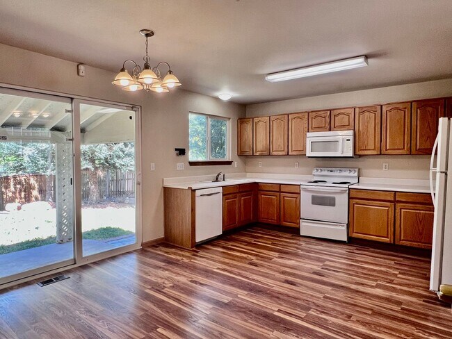 Building Photo - Wonderful 5 Bed/4 Bath Home Located on Qui...