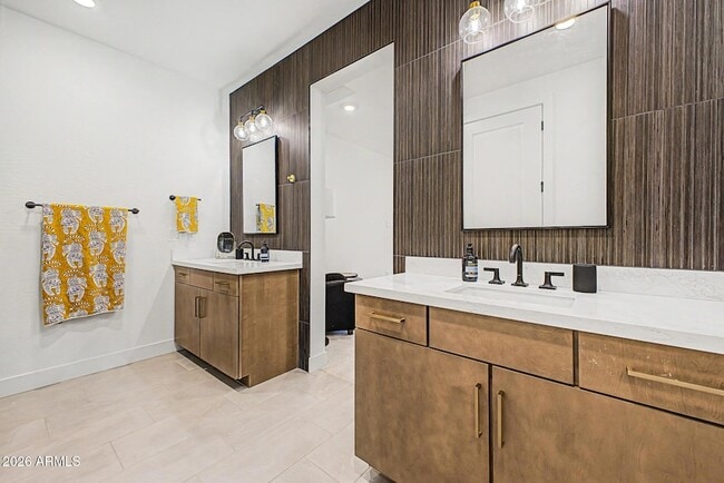Building Photo - 2121 W Sonoran Desert Dr