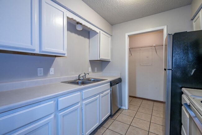 Building Photo - Spacious 1-Bedroom Apartment in South Tulsa | $785 | Mid October