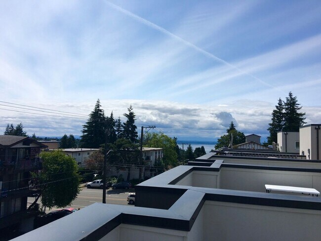 Building Photo - Stunning Town Home with Views of the Sound!