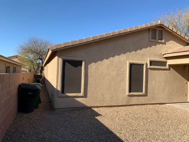Building Photo - 3Bdm 2Ba Home, Popular Location, Available...