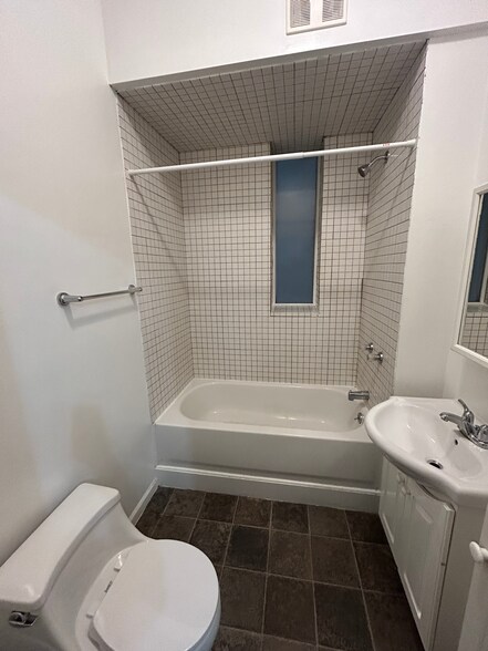 Building Photo - 2442 W Iowa St