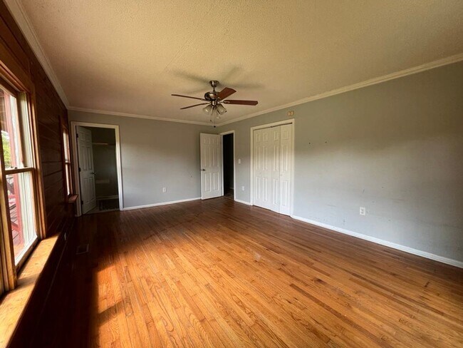 Building Photo - Spacious Log Cabin with Bonus Room. Country Living!