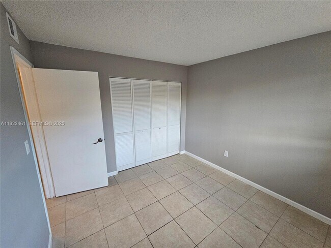 Building Photo - 9987 Nob Hill Ln