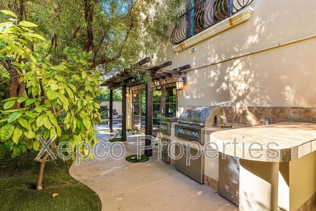 Building Photo - 175 Villaggio W
