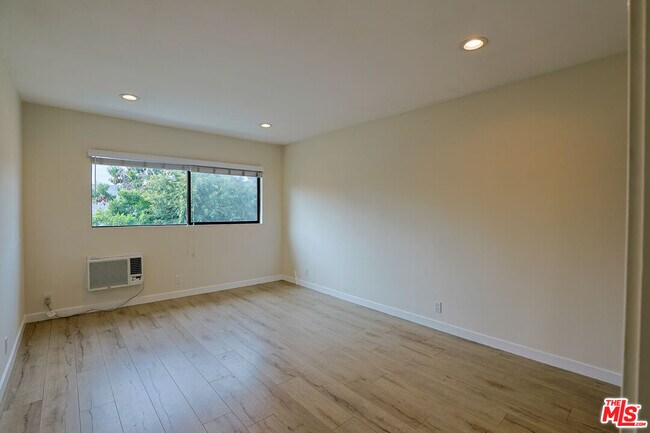 Building Photo - 1277 W 23rd St