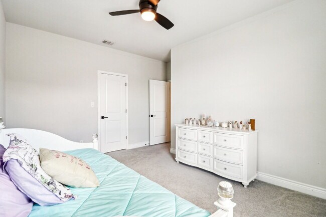 Building Photo - "Spacious 5-Bed Oasis with 4.5 Baths – You...