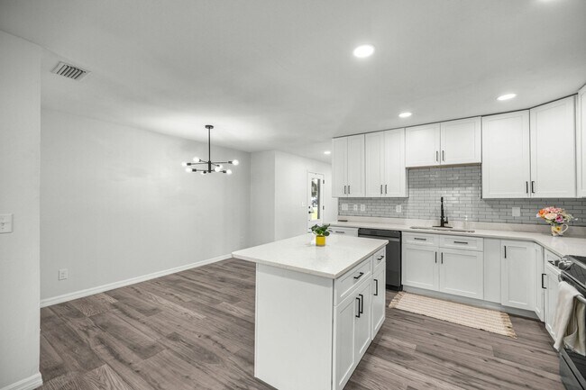 Building Photo - 5 Bahia Court Trce