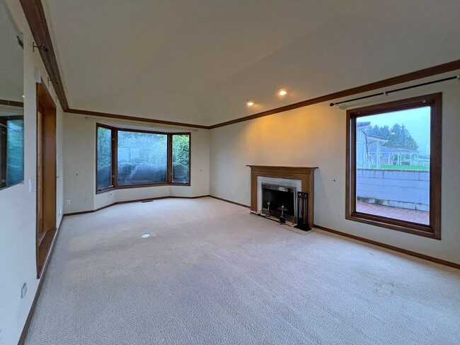 Building Photo - Gated Sound view home Des Moines area, 4 bed plus den 2.5 bath 3900 s/f, Available NOW!!!