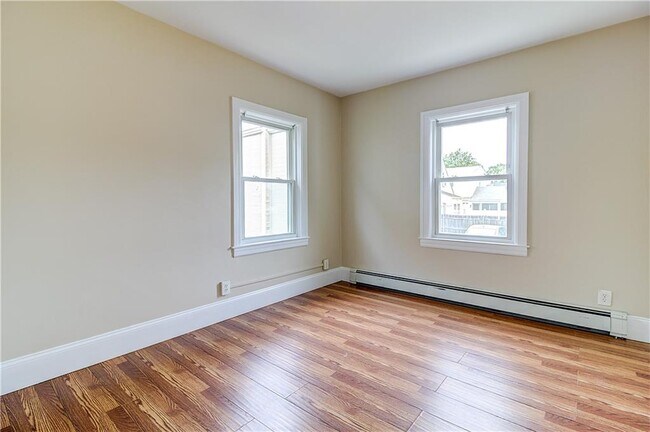 Building Photo - 614 River Ave