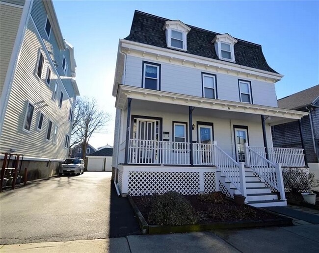 Shared front porch - PLEASE READ DESCRIPTION FOR START DATE AND LENGTH OF LEASE! - 5 Narragansett Ave