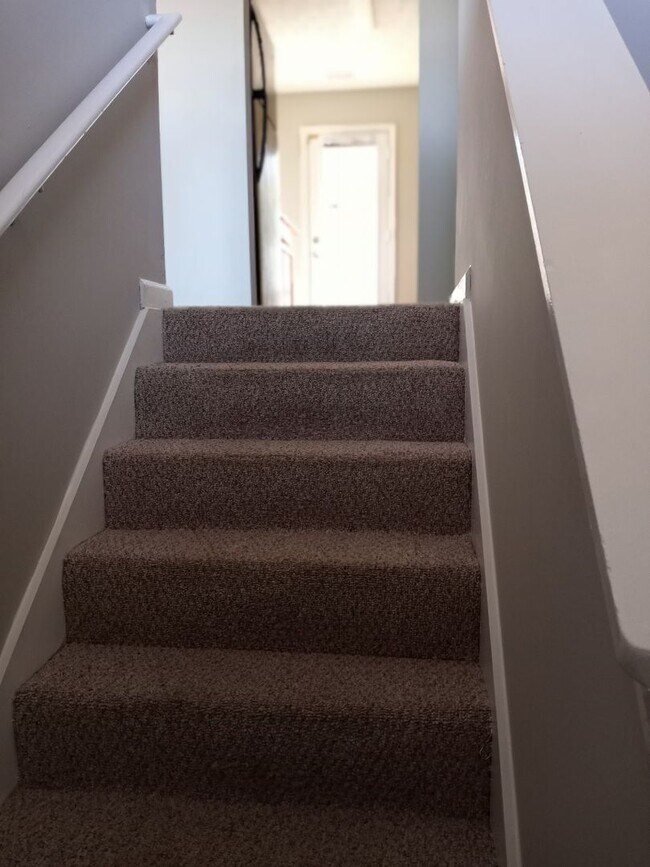 Building Photo - 3/2 with Large Bonus Room  - Split level home with large backyard