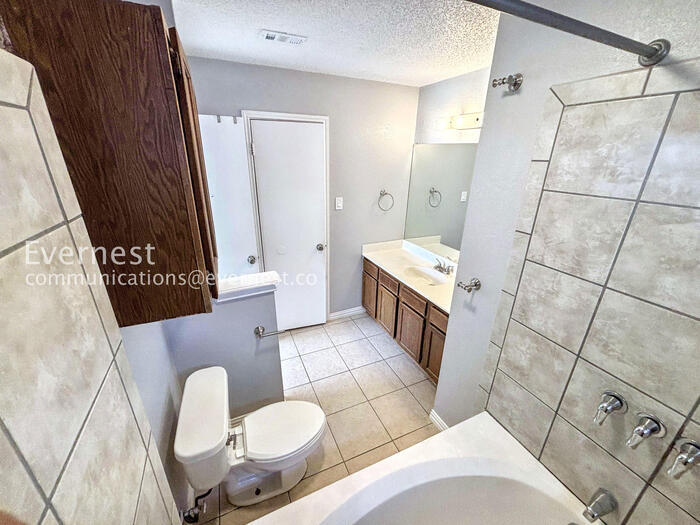 Building Photo - 915 Pyegrave Pl