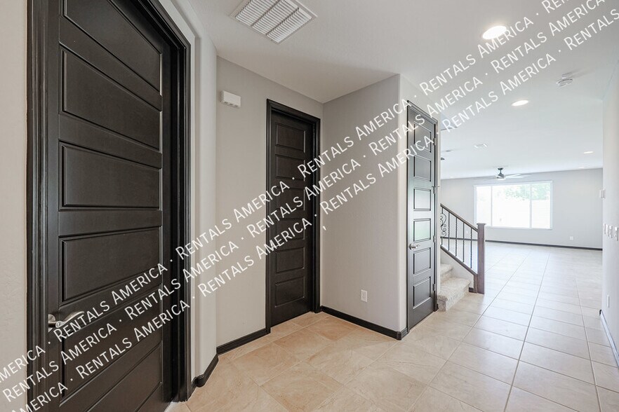 Building Photo - 5610 N 90th Dr