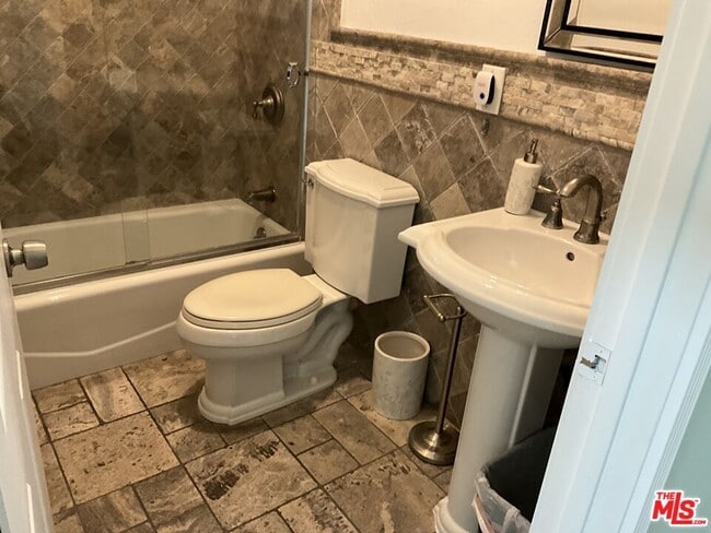 Building Photo - 6106 Rockne Ave