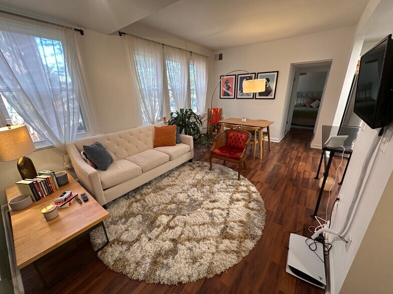 Building Photo - 1615 Kenyon St NW